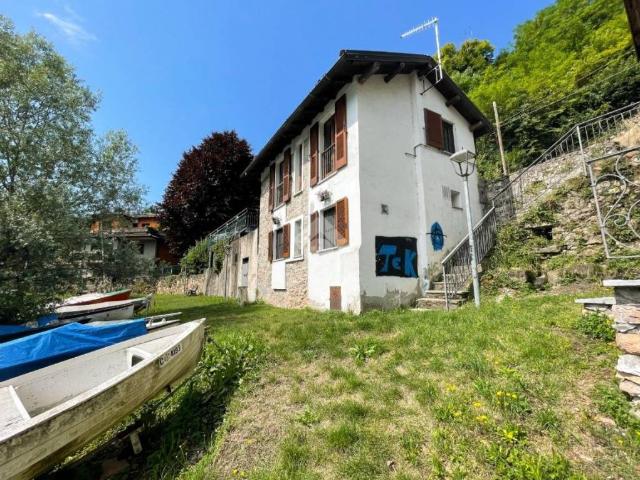Casa indipendente in affitto a Brusimpiano via Ponte Tresa, 4