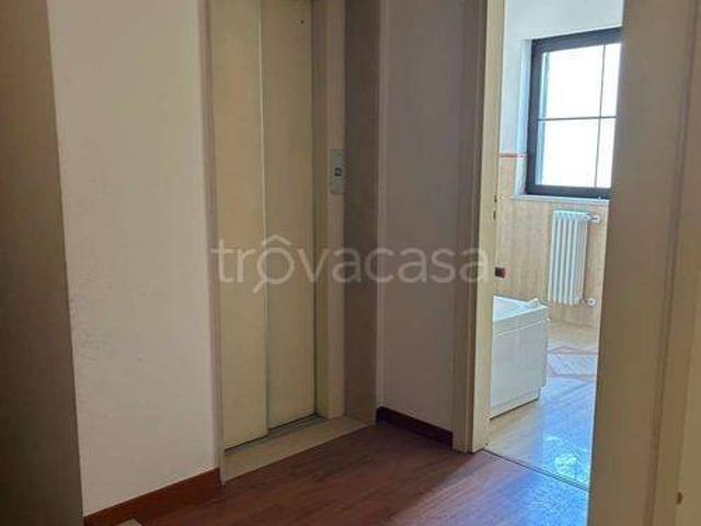 Casa Indipendente in affitto a Gravina in Puglia, non arredato/vuoto, terrazzo, ascensore TrovaCasa