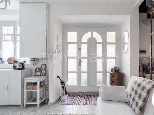 Casa indipendente in affitto a Erba via San Bernardino