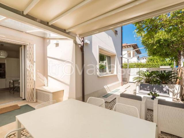 Casa Indipendente in affitto a Forte dei Marmi via Duca degli Abruzzi, arredato, giardino privato, terrazzo TrovaCasa