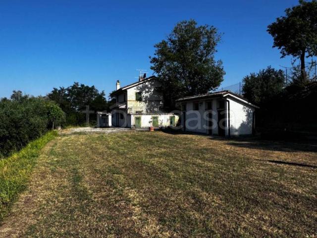 Casa Indipendente in affitto a Montottone via Del Colle, 1, terrazzo, caminetto, buono stato TrovaCasa