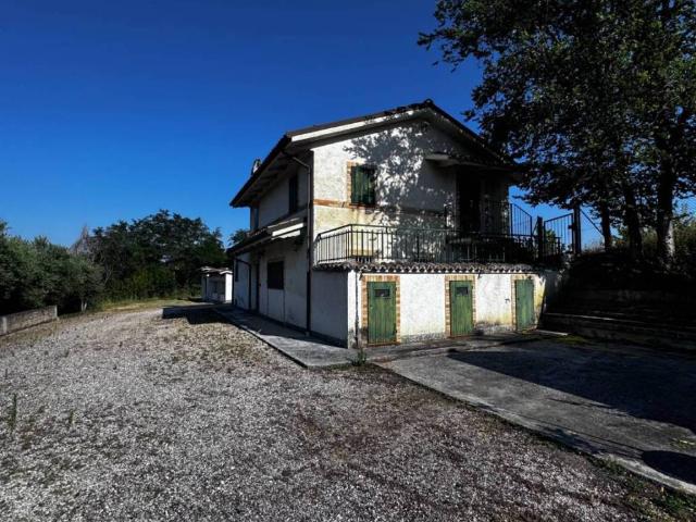 Casa indipendente in affitto a Montottone FM