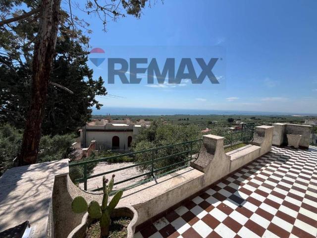 Casa Indipendente in affitto a Monte Sant'Angelo via Sant'Antonio, 4, giardino privato, terrazzo, parzialmente arredato TrovaCasa