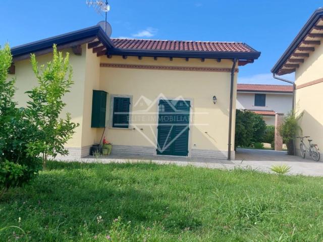 Casa Indipendente in affitto a Massa via s. Leonardo, giardino privato, posto auto, riscaldamento autonomo TrovaCasa