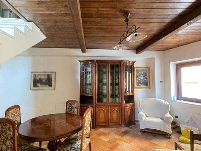 Casa indipendente in affitto a Pizzoli AQ