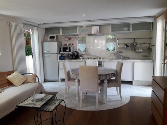 Casa Indipendente in affitto a Pietrasanta via degli olmi, posto auto, aria condizionata, cucina a vista TrovaCasa