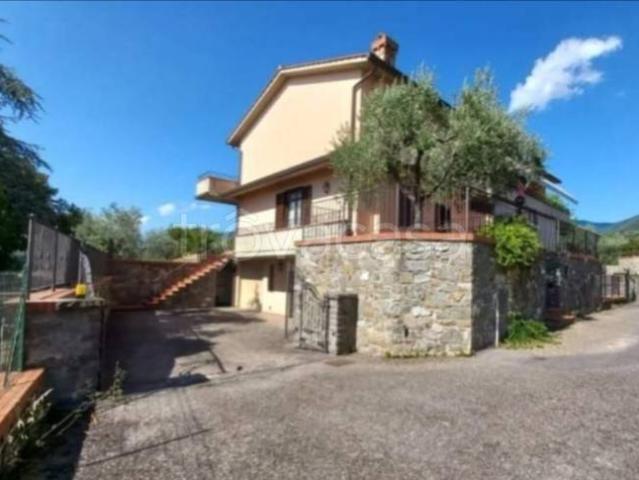 Casa Indipendente in affitto a Reggello via Dante Alighieri, arredato, giardino privato, box TrovaCasa