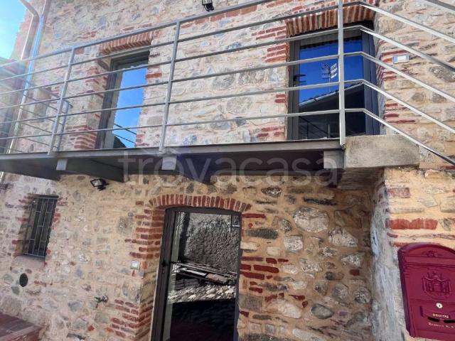 Casa Indipendente in in affitto da privato a Laveno Mombello via Bostano, 13a, da privato, riscaldamento autonomo, taverna TrovaCasa