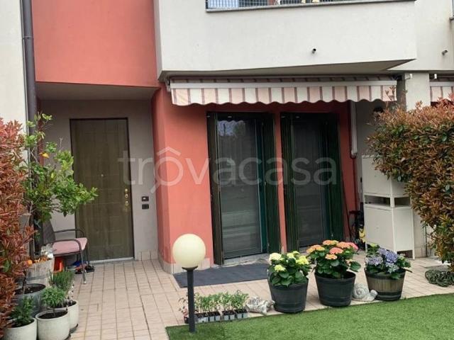 Casa Indipendente in in affitto da privato a Orio al Serio via Dante Alighieri, 3, arredato, giardino, posto auto TrovaCasa