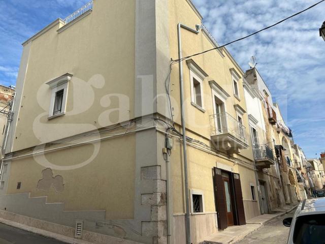 Casa indipendente ristrutturata a Canosa di Puglia