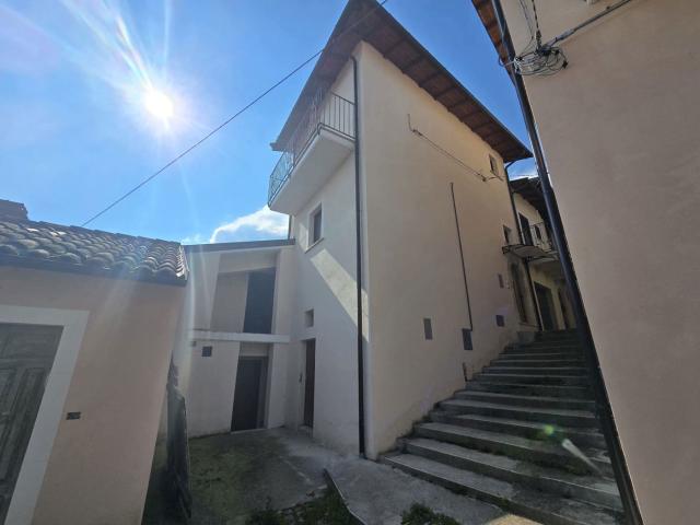 Casa indipendente ristrutturata a L'Aquila