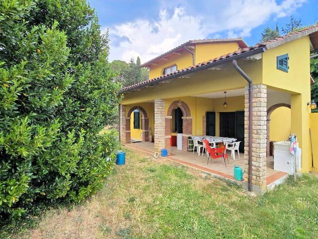 Casa indipendente ristrutturata con terreno e vista panoramica in vendita a Roccastrada