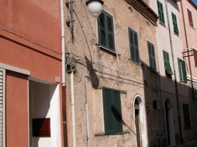Casa indipendente su due piani e soffitta a 100 metri dalla piazza