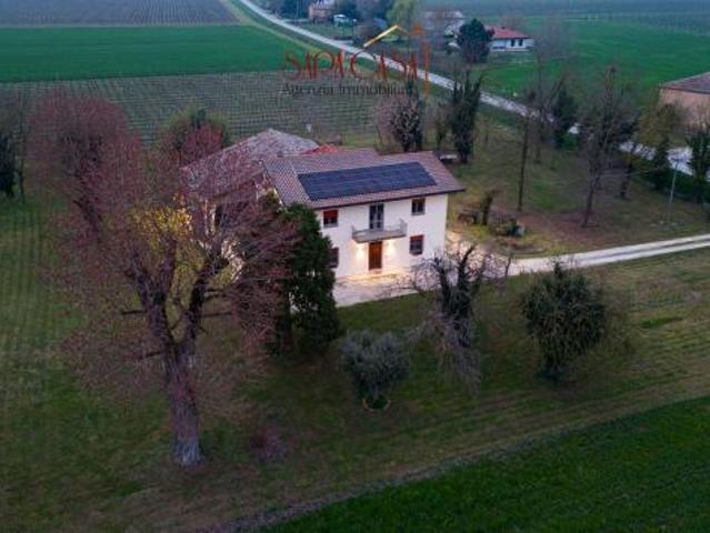 Casa indipendente su lotto di 5.000 mq e servizi annessi