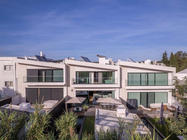 Casa inteligente de luxo com piscina aquecida, classificação energética A+ e integração total com casa inteligente