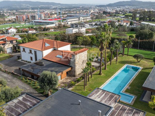 Casa isolada em condomínio fechado