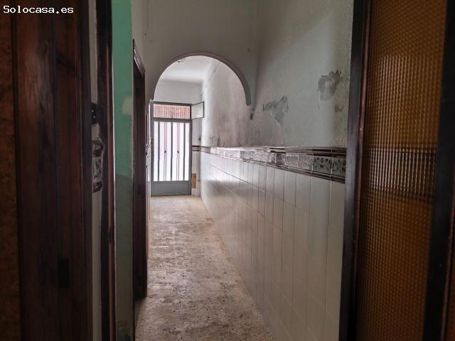 CASA JUNTO AVENIDA ALCORA, INDEPENDENCIA LUZ Y MUCHO POTENCIAL !