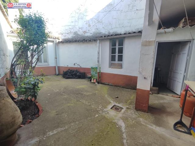 Casa junto a Biblioteca, de dos plantas con fachada de casi 10 metros, patio de 45 metros sobre 188 metros de parcela