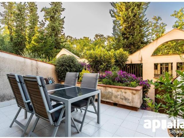 Casa junto Hotel Urpí de Sabadell, Creu Alta !