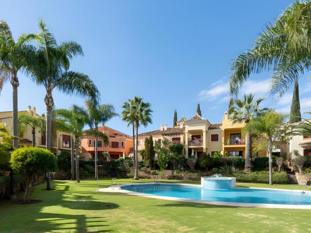 Casa Jardines de Las Lomas – Amplia Adosada de 4 Dormitorios. 245m² Marbella