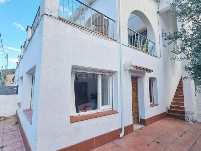 Casa luminosa a metros del mar en Colera con jardín de 200 m² y dos apartamentos independientes