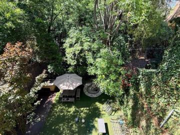 Casa luminosa, silenciosa y rodeada de árboles. 5 6 recámaras, jardín y depa ind
