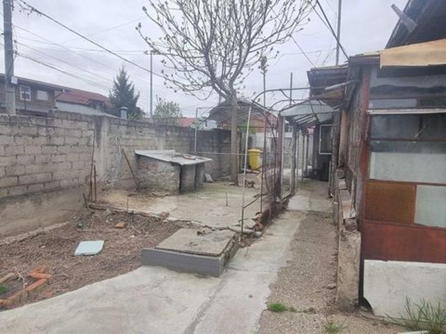 Casa la curte cu teren de inchiriat