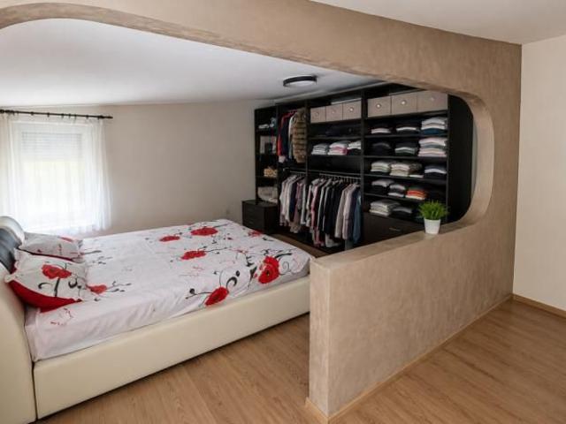 Casa la curte comuna cu 3 camere, zona Dambovita