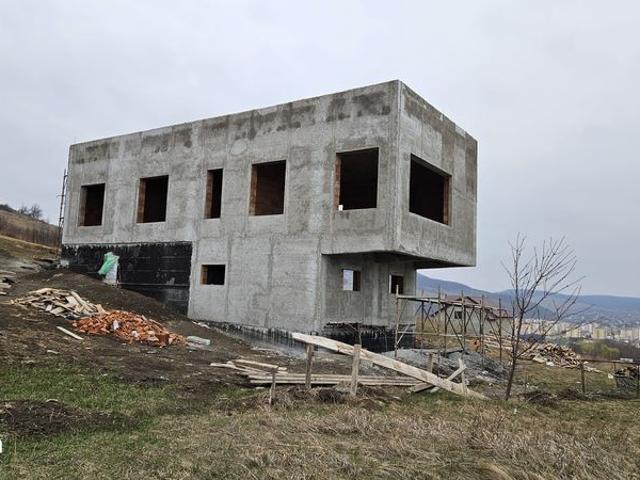 Casa la rosu de vanzare