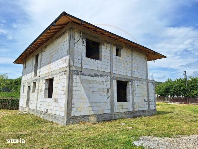 Casa La 3 km De Topoloveni constructie solida, teren 1460 mp