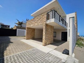 Casa lado mar con amplia terraza y terreno excedente en venta en la Riviera Veracruzana