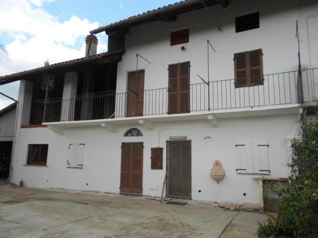 casa libera su tre lati e ristrutturata nel 2010 disposta su due piani con cortile, giardino e rimessa. Il piano terra è composto da ingresso con van