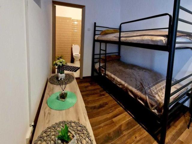 Casa, locuinte de inchiriat pentru muncitori si familii asiatici