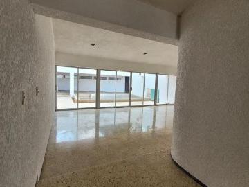 Casa para inversion con gran terreno en Villas La Hacienda