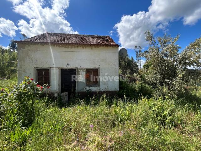 Casa para recuperar com terreno Telhadas, Ferreira do Zêzere