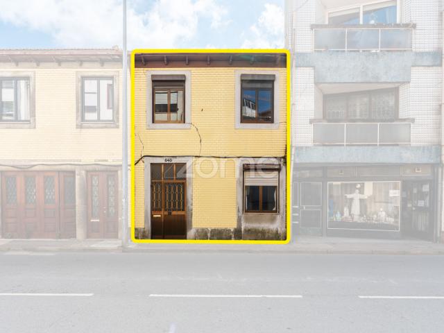 Casa para reforma com um grande jardim na Rua do Bonfim