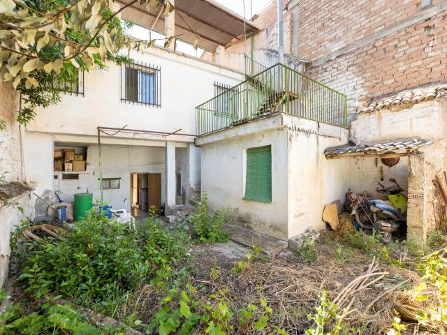 Casa para reformar con enorme patio en pleno centro de Maracena