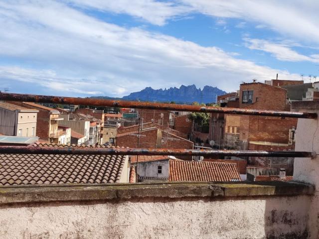 Casa para reformar con terraza, garaje y vistas a Montserrat en Sant Joan de Vilatorrada