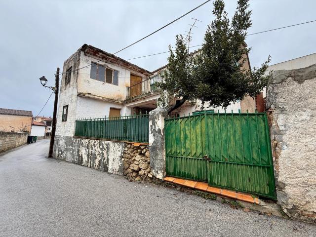 Casa para reformar en Beas de Granada, a los pies de Sierra Nevada ¡ Oportunidad única en el corazón del pueblo !