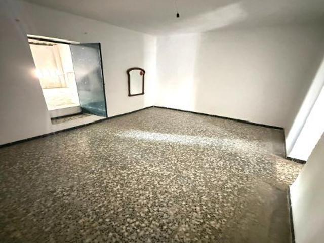 Casa para reformar en Burguillos Sevilla con gran patio ?