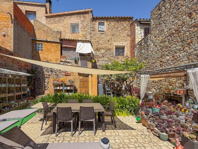 Casa para reformar en el casco antiguo 150m² Pals