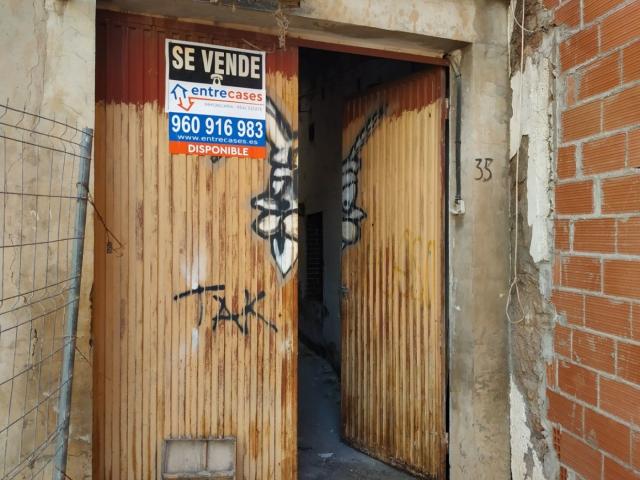 CASA PARA REFORMAR, EN ZONA CENTRO DE LA VALL, CON ACCESO A DOS CALLES