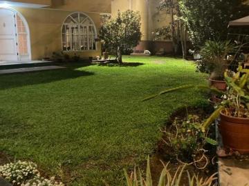 Casa para remodelar o como terreno m frente a parque Monterrico Chico