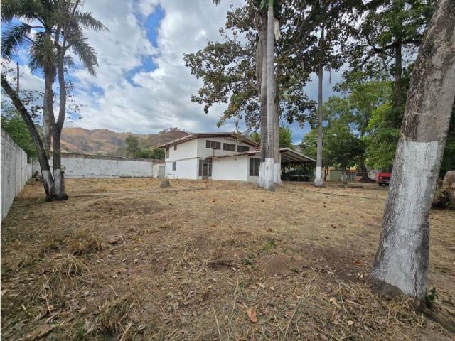 Casa para remodelar con terreno en venta Urb Cantarrana Maracay
