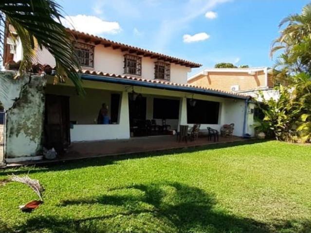 Casa para remodelar en venta 600m2 4h+2s/ 6b/4p Caurimare