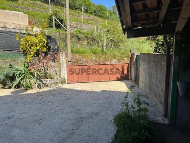 Casa para restauro com garagem, adega e vista desafogada Excelente Exposição Solar!