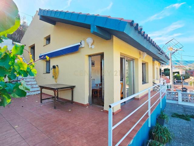 Casa pareada con gran terraza y chimenea a pasos del mar en Colera