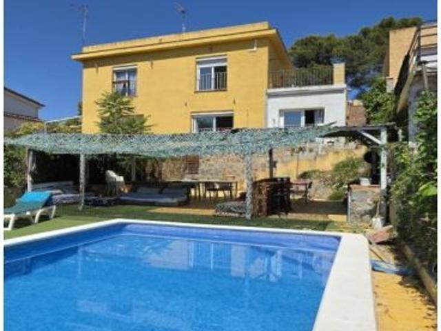 CASA PAREADA CON PISCINA EN CAN PERE LA PLANA