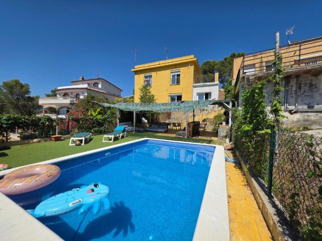 CASA PAREADA CON PISCINA EN CAN PERE LA PLANA