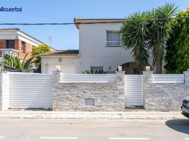 CASA PAREADA CON PISCINA PRIVADA, PARKING, BARBACOA ANDANDO A LA PLAYA ZONA MUY DEMANDADA